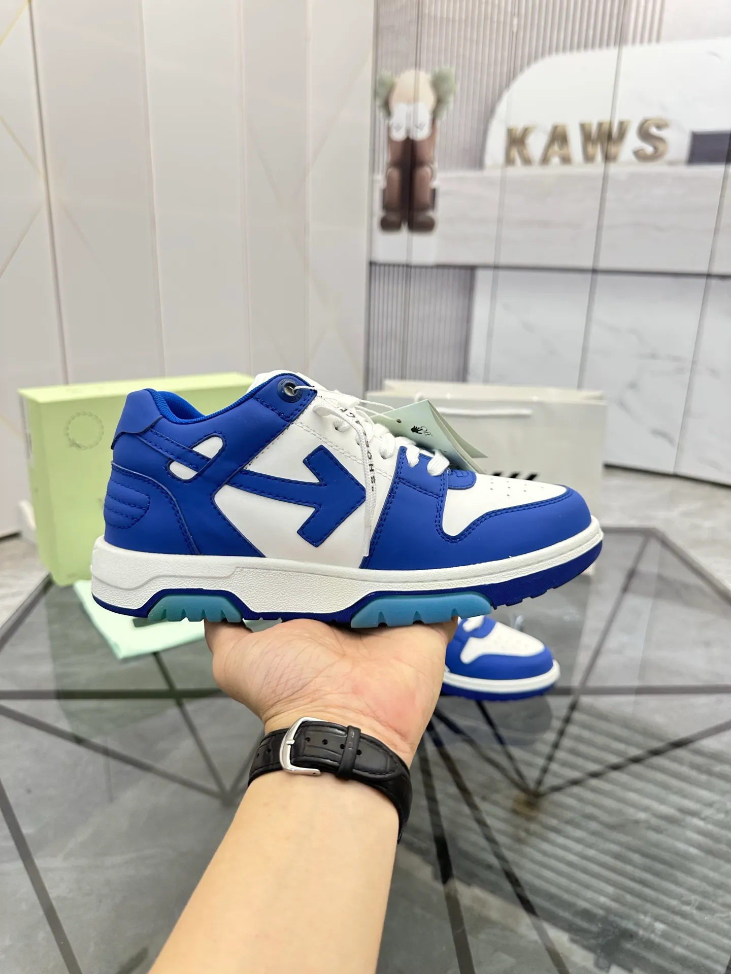 Selling men's shoes 💰: 💰P560¥ High-end top quality (leather buckle plus 10) Product trademark: OFF WHITE * "OFF WHITE*" low-top casual shoes Regular size: 35-45 (can be customized to 46) Couple style Product material: imported first-layer cowhide leather upper, breathable lining, original outsole. No.: H203